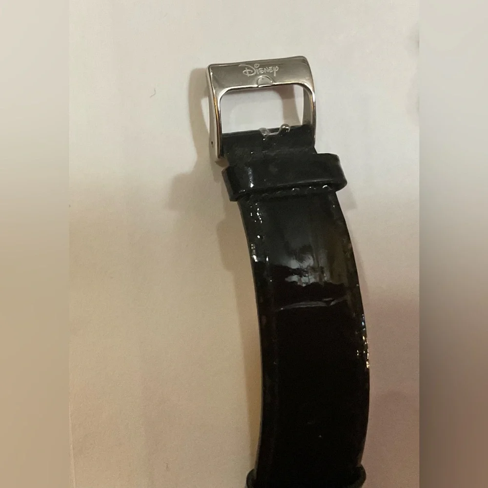 Disney:Pearlized back round with silver top of Mickey head on watch face w/ CZ.